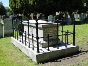 La tomba di Ugo Foscolo nel cimitero di St. Nicholas a Chiswick. dopo decenni di degrado è stata restituita al dovuto decoro pur non contenendo più i resti del poeta trasferiti nel 1871 in Santa Croce a Firenze.